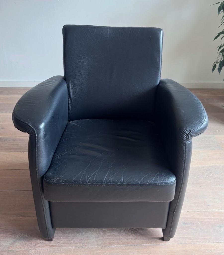 Donkerblauwe leren fauteuil – comfortabel & stijlvol, Huis en Inrichting, Fauteuils, Ophalen, Gebruikt, Tijdloos, modern., 50 tot 75 cm