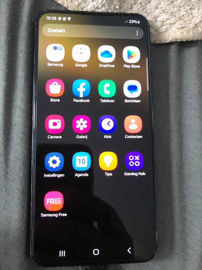 Samsung S22-128 GB 5G in goed staat mwt hoesje, Telecommunicatie, Mobiele telefoons | Samsung, Zwart, Ophalen of Verzenden, Zo goed als nieuw