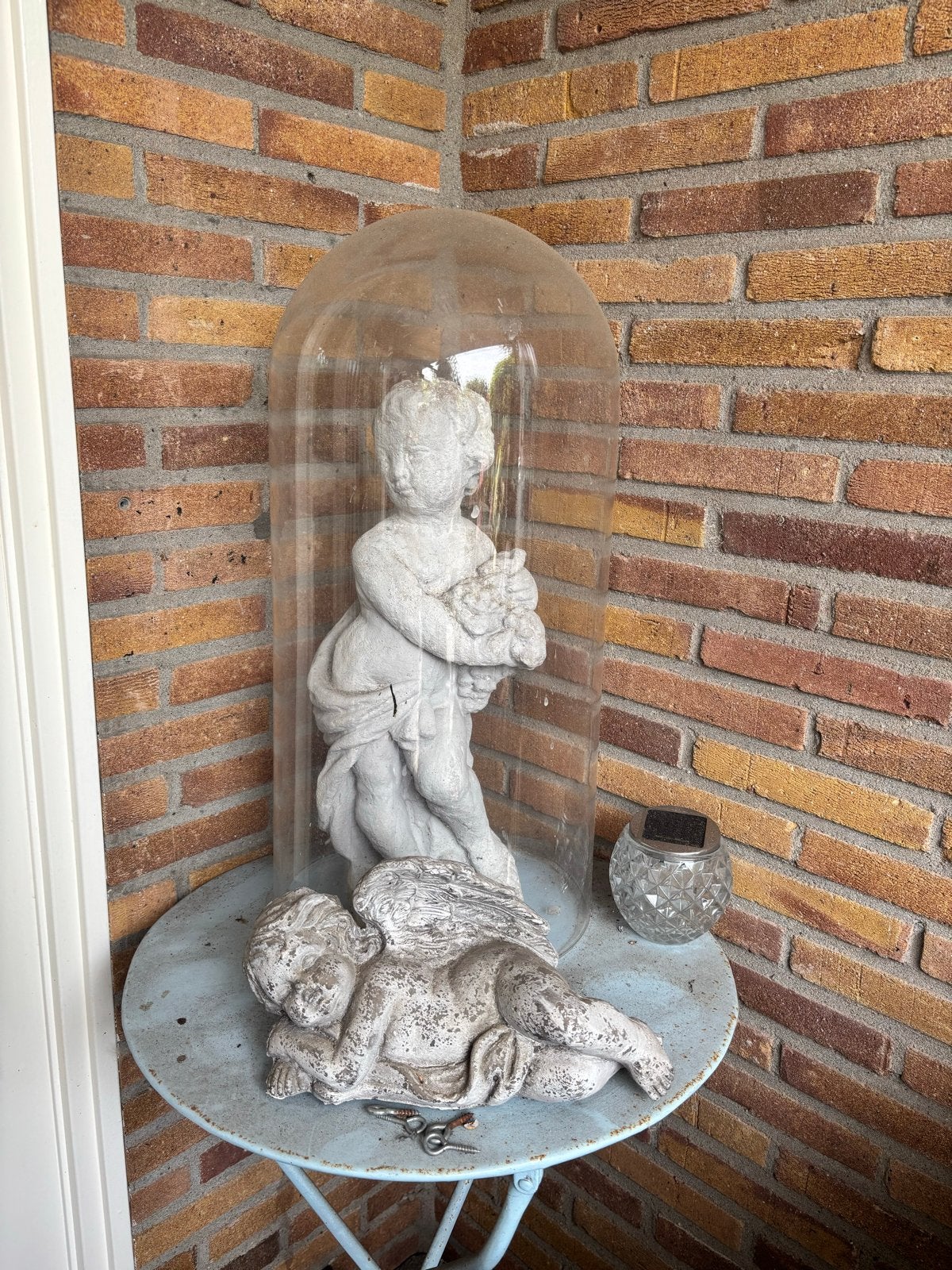 Engelenbeeldjes onder glazen stolp, Antiek en Kunst, Ophalen, Overige onderwerpen, Handgemaakt, 20 - 50 cm