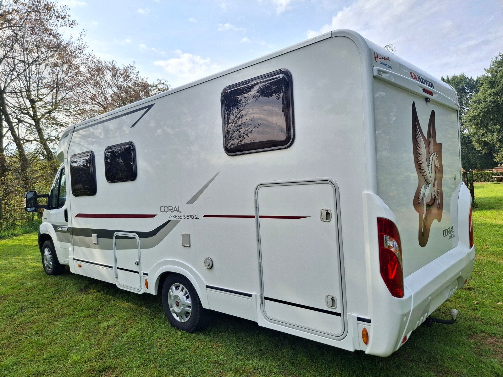 Foto 5 van " ADRIA CORAL S 670 SL -2013 - 65000 KM - APARTE BEDDEN'"