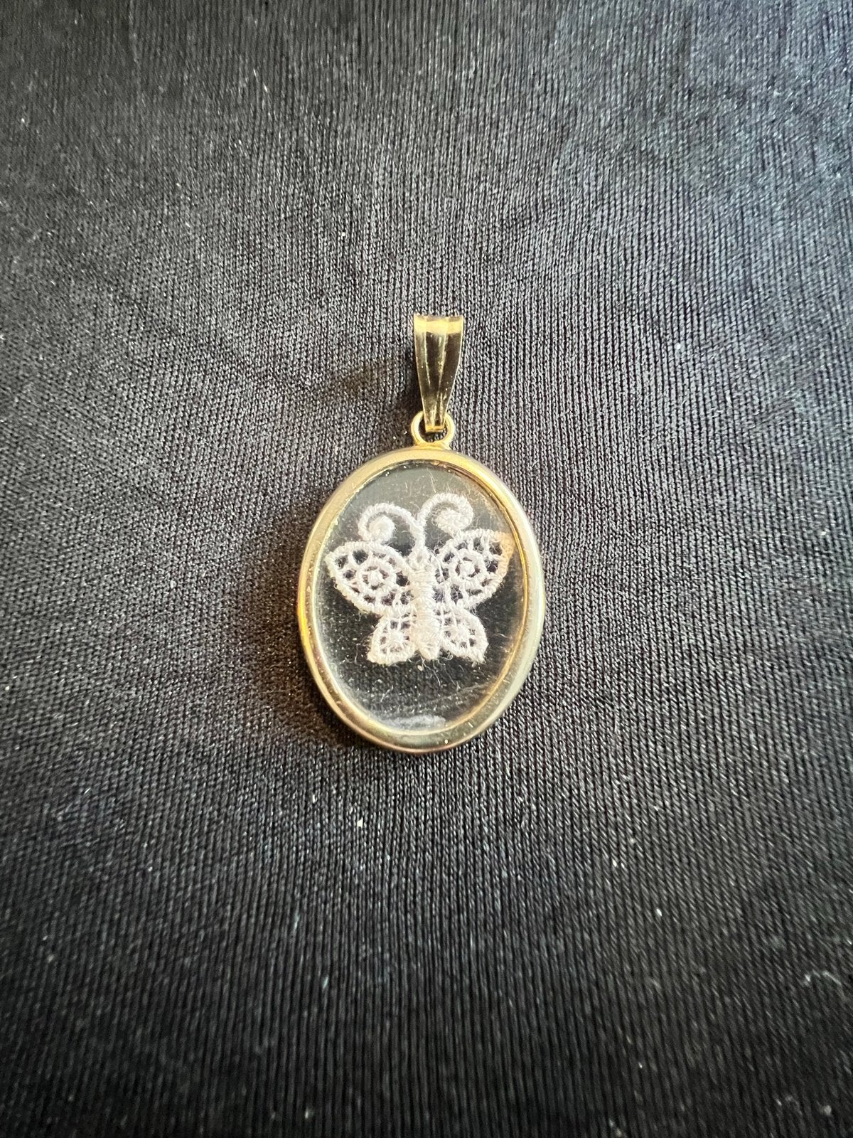 Oude hanger met gehaakte vlinder in glas - 4,3 cm, Ophalen of Verzenden, Gebruikt, Goud, Dier