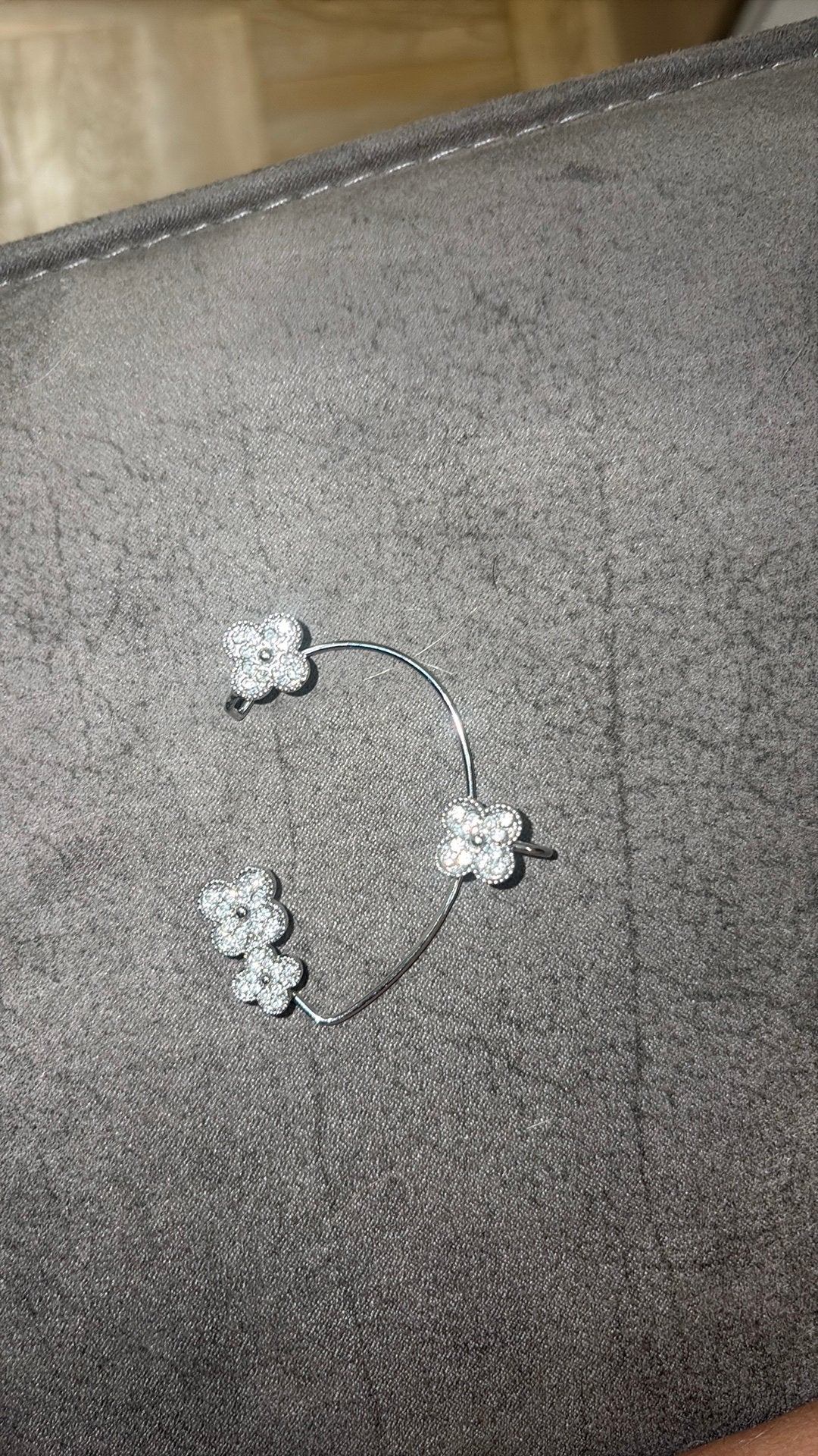 Zilverkleurige creooloorbel met bloemen en steentjes, Ophalen of Verzenden, Zo goed als nieuw, Zilver
