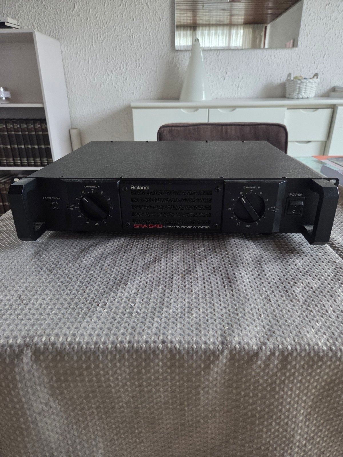 Roland SRA-540  700w 2-kanaals eindversterker met speakers, Zo goed als nieuw, 120 watt of meer, Stereo, Ophalen