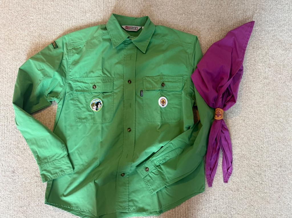 Scoutfit blouse maat S met das en insignes, Verzamelen, Scouting, Ophalen of Verzenden, Zo goed als nieuw, Kleding