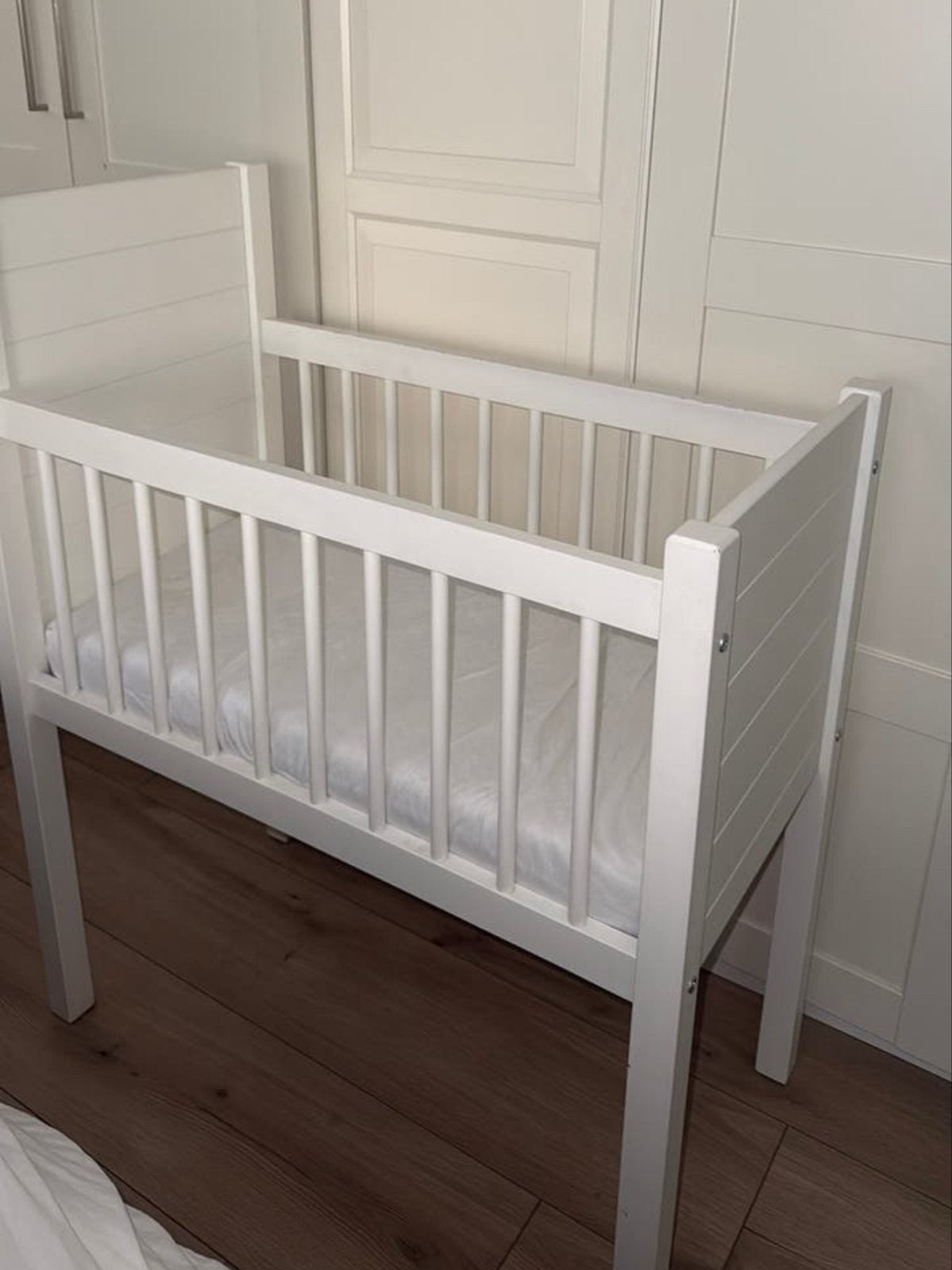 Wit houten ledikant met matras, Kinderen en Baby's, Babywiegjes en Ledikanten, Ophalen, Zo goed als nieuw, Wieg
