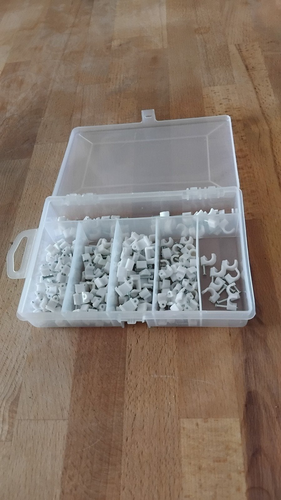 Grote partij kabelclips / kabelklemmen in opbergdoos, Ophalen of Verzenden, Gebruikt, Overige typen