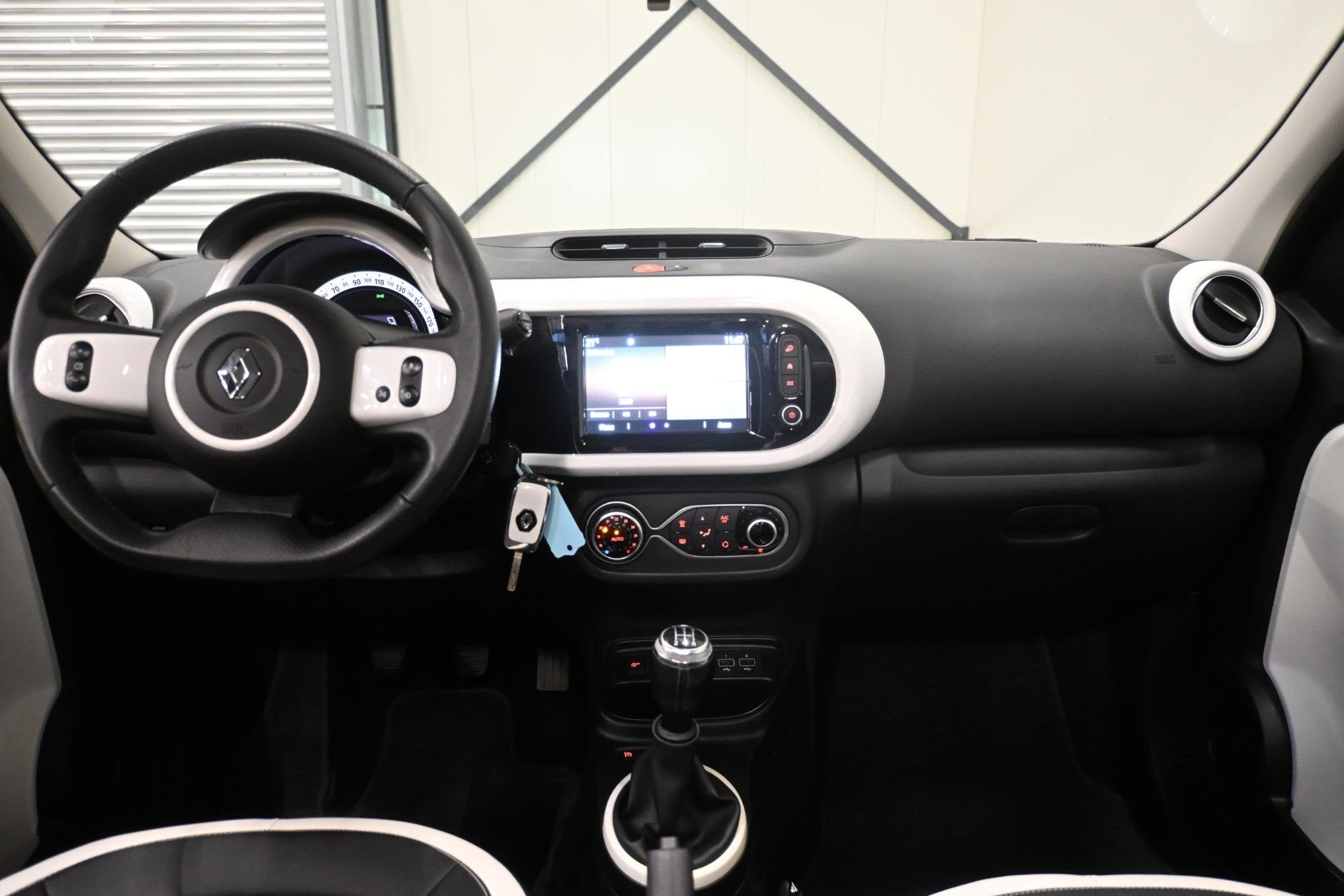 Foto 9 van Renault Twingo SCe 75 Intens | SCHUIFDAK | CAMERA | APPLECAR