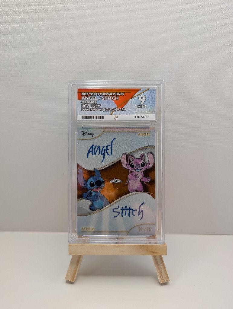 2025 topps chrome disney stitch and angel autogra /25 ACE9, Verzamelen, Ophalen of Verzenden, Overige figuren, Zo goed als nieuw