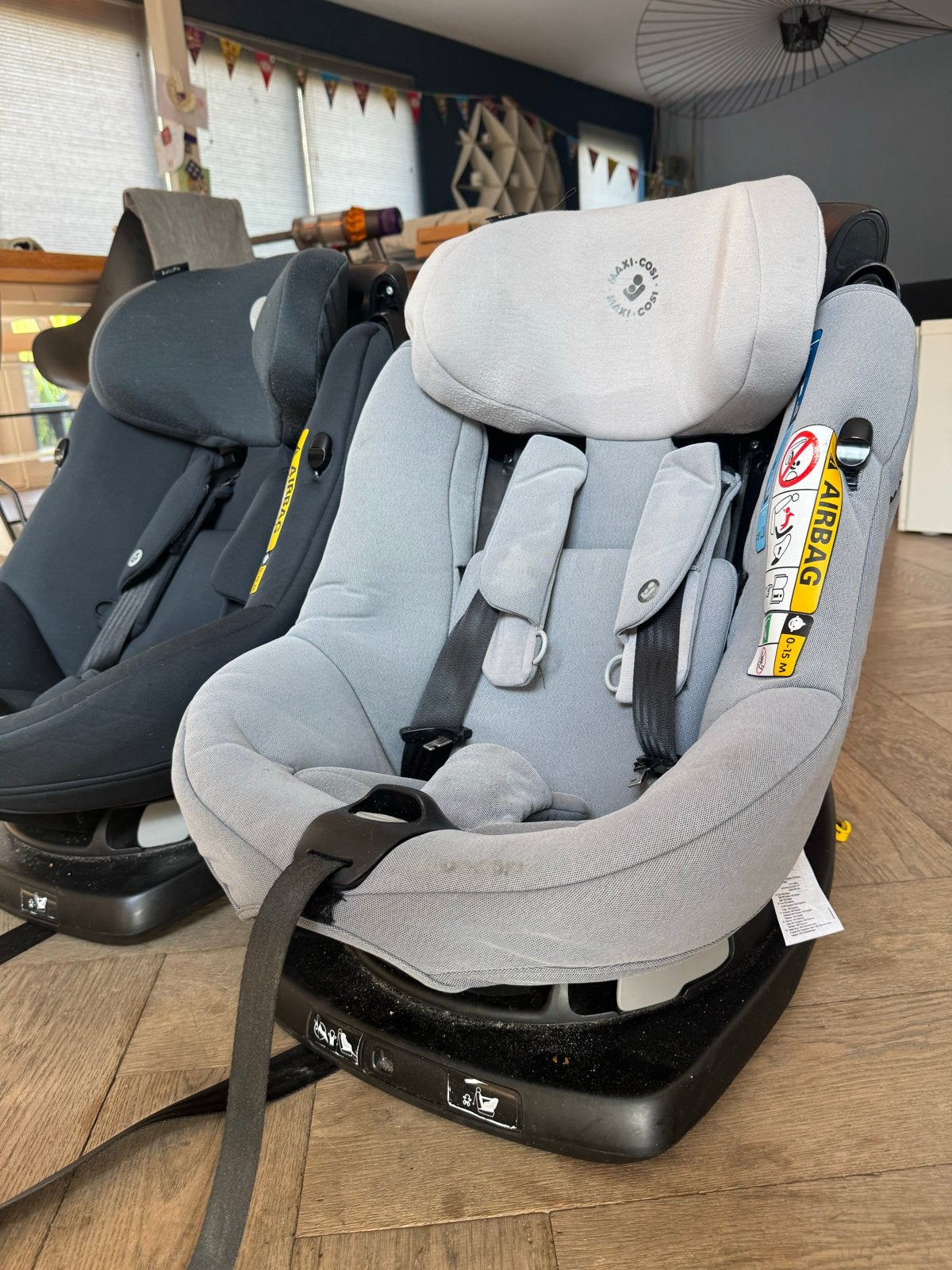 2 stuks Maxi Cosi AxissFix draaibare autostoeltjes, Ophalen, Verstelbare rugleuning, Gebruikt, 9 t/m 18 kg