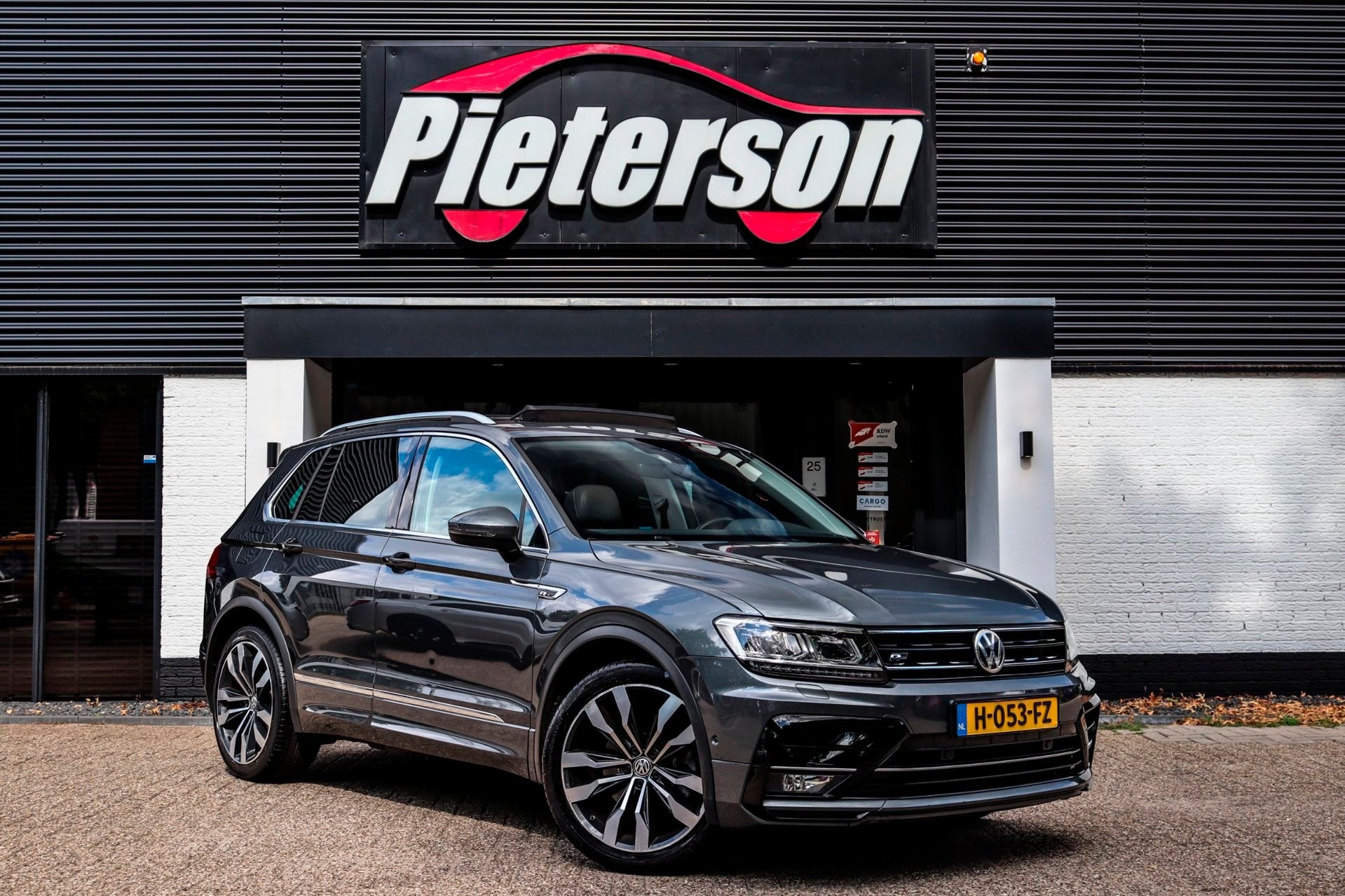 Volkswagen Tiguan 2.0 TSI 4Motion R-Line PANO ACC VIRTUAL, Auto's, Automaat, Gebruikt, 1984 cc, 14 km/l