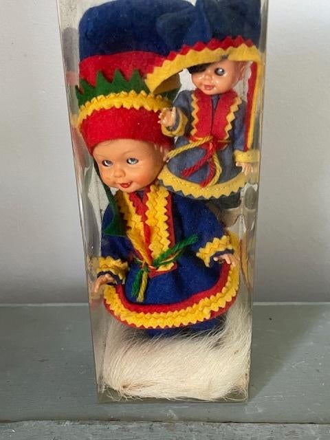 Vintage klederdracht moeder en kind pop. Sami Finland. NIEUW, Verzamelen, Poppen, Ophalen, Zo goed als nieuw, Pop