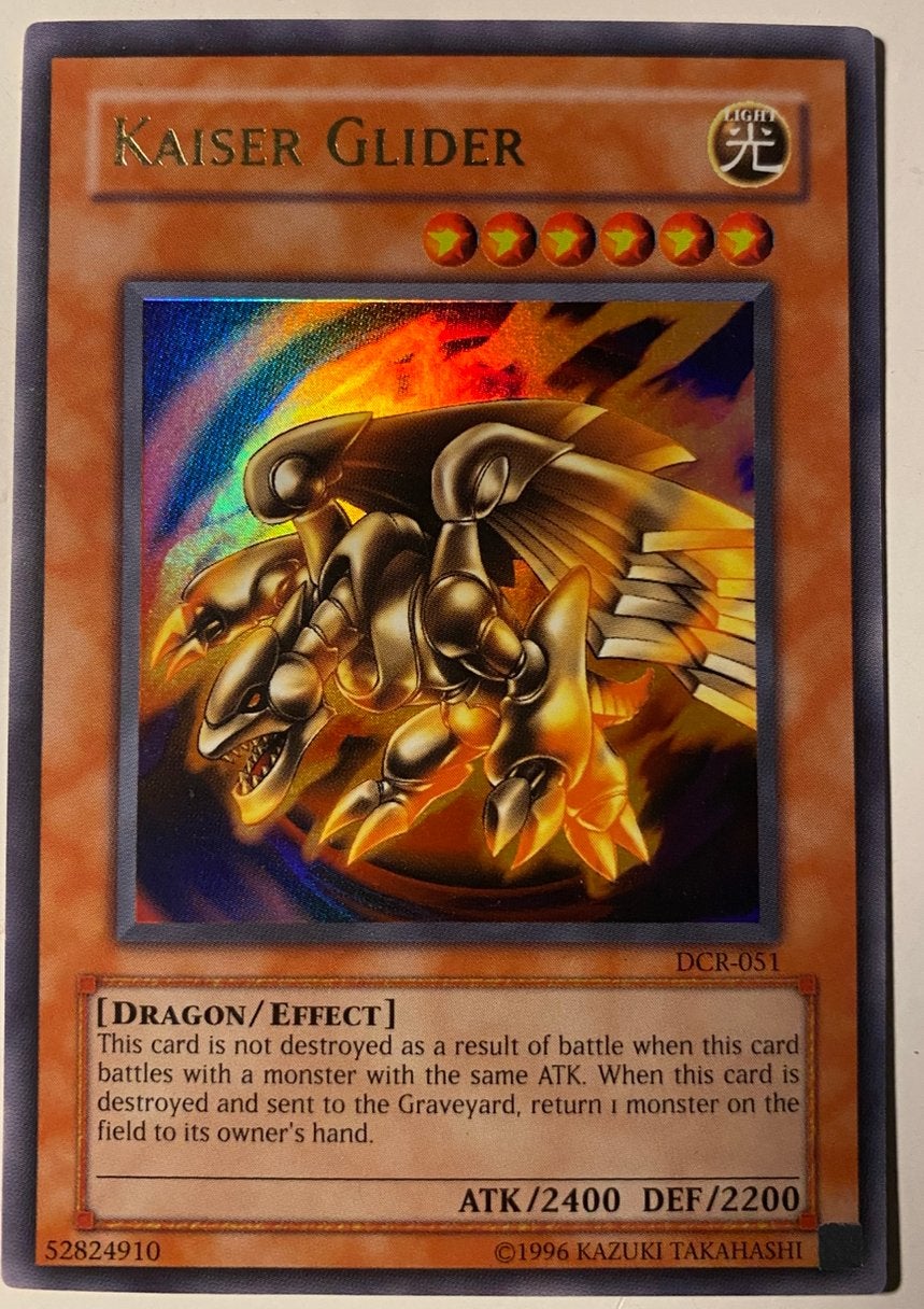 Yu-Gi-Oh! Kaiser Glider DCR Old US Print !, Hobby en Vrije tijd, Ophalen of Verzenden, Zo goed als nieuw, Losse kaart, Foil