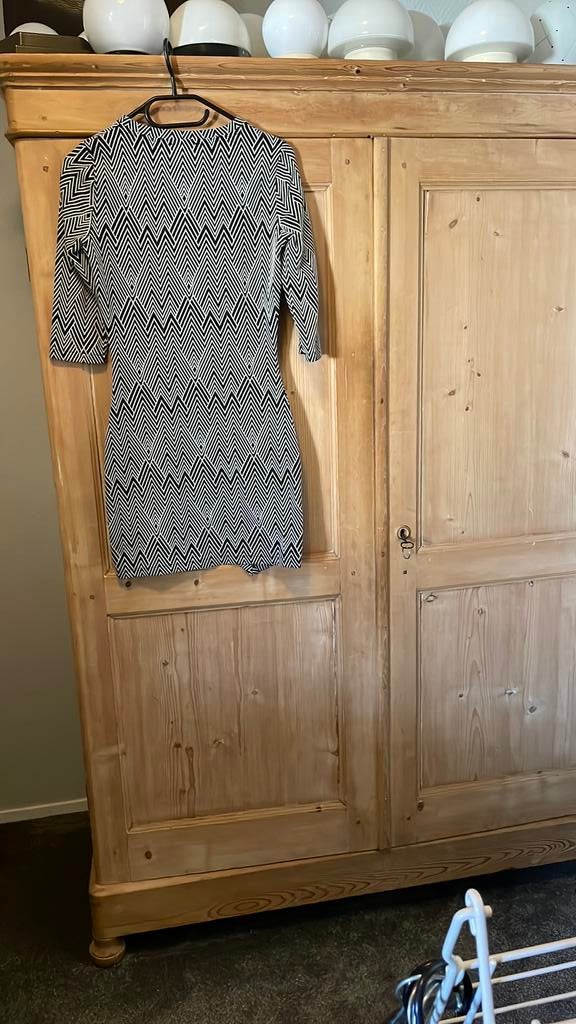 Mango jurk XS zwart wit zigzag etui jurk gekruist ontwerp, Ophalen of Verzenden, Zo goed als nieuw, Maat 34 (XS) of kleiner, Zwart