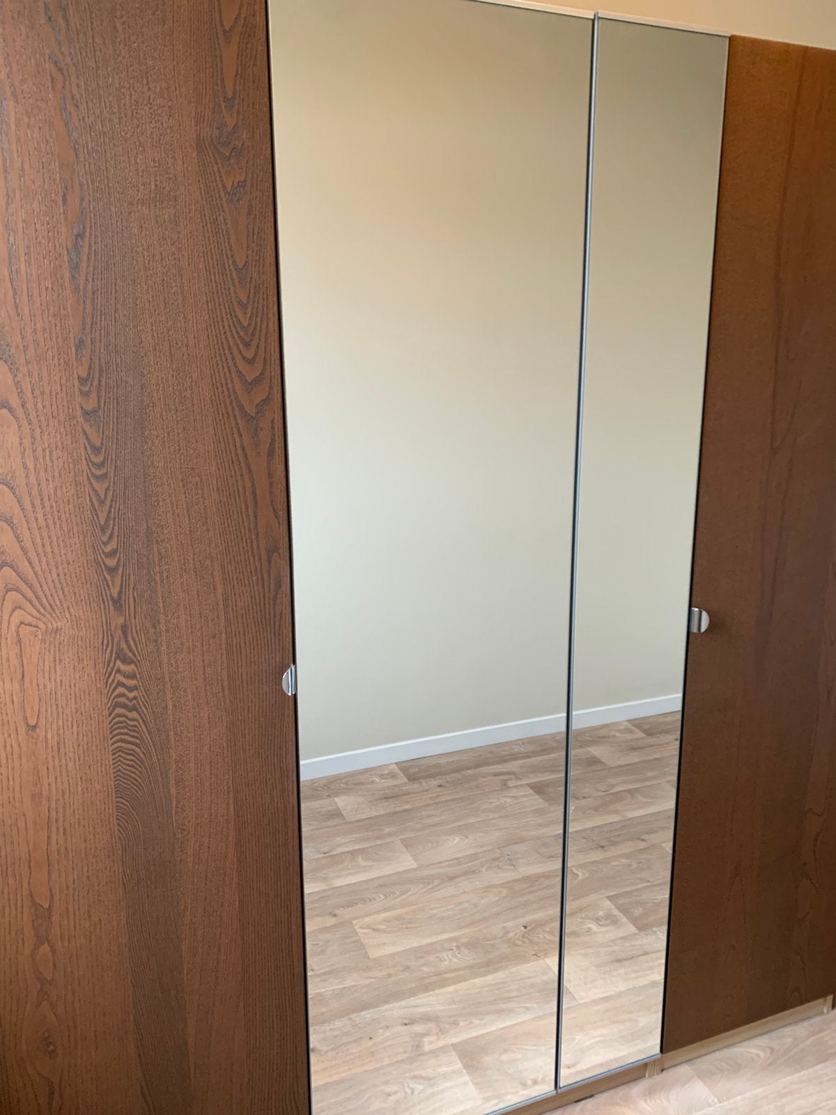 Kledingkast ikea met spiegeldeur. In walnootbruin. 200x175cm, Ophalen, Met deur(en), 200 cm of meer, 150 tot 200 cm