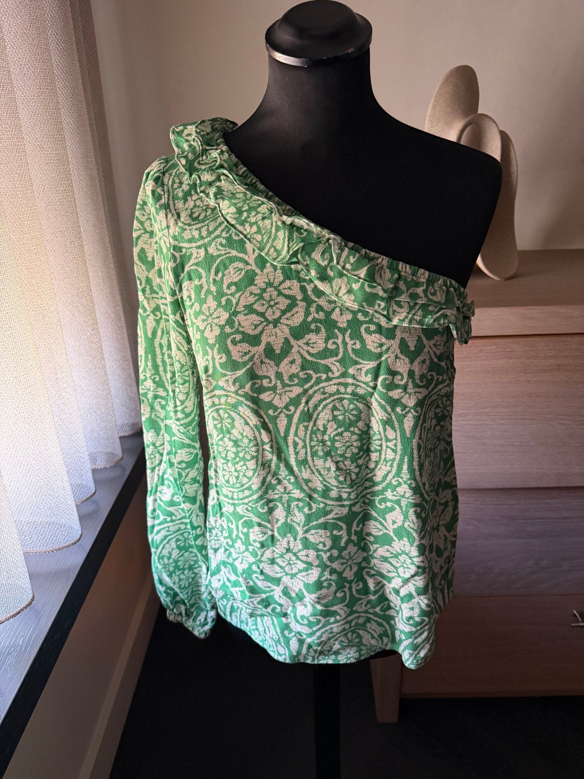 Rue de Femme One-Shoulder Blouse Groen/Wit XS, Kleding | Dames, Ophalen of Verzenden, Zo goed als nieuw, Lange mouw, Maat 34 (XS) of kleiner