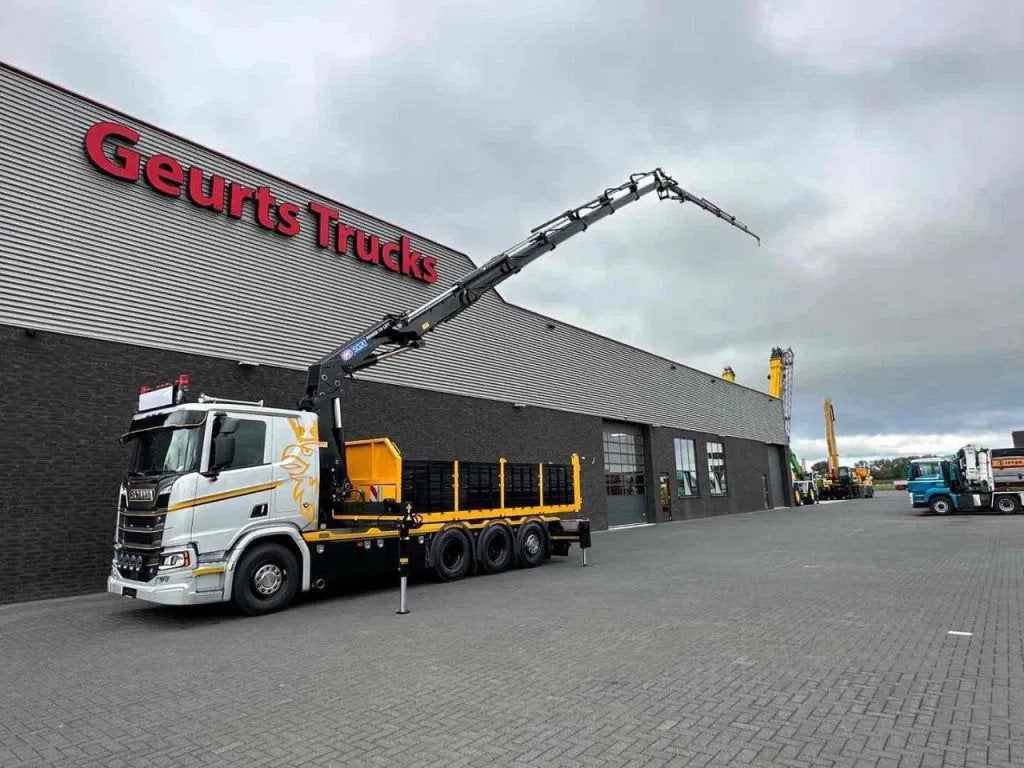 Scania R530 V8 NGS 8X4 TRIDEM MET HYVA 2Z KIPPER + HMF 5020-, Automaat, Euro 6, Scania, Parkeercamera