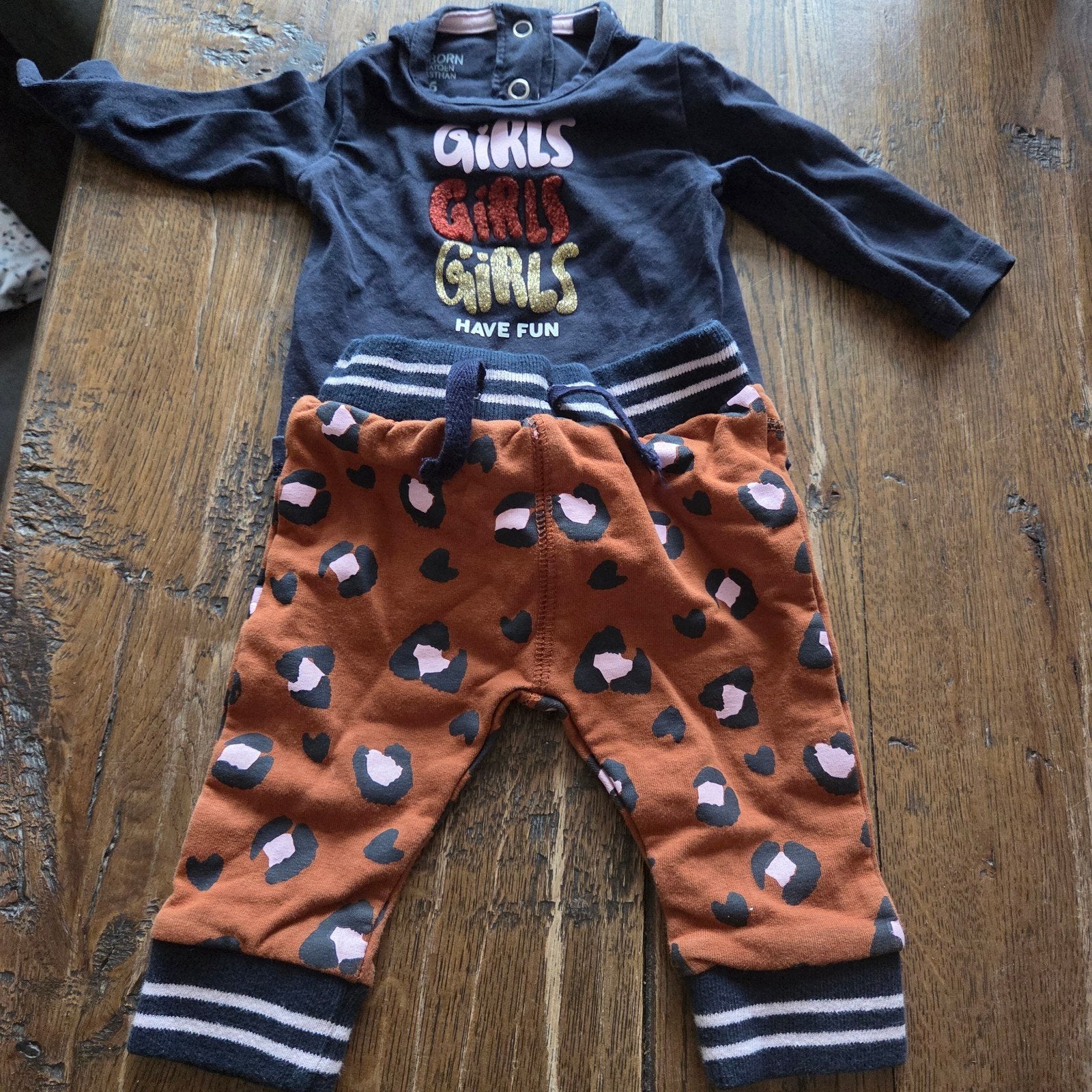 Leuke set: shirt en broekje met luipaardprint, Kinderen en Baby's, Babykleding | Overige, Ophalen of Verzenden, Gebruikt, Onbekend