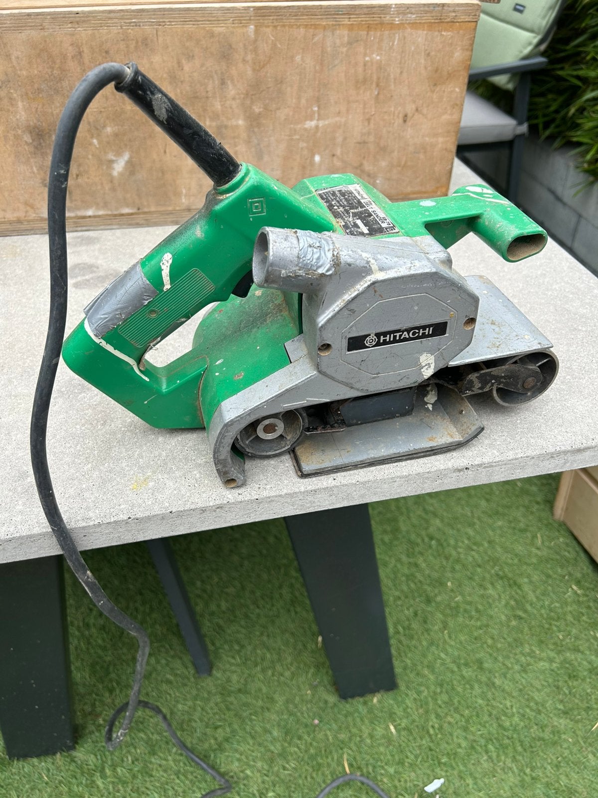 Professionele Hitachi SB75 bandschuurmachine. Werkt perfect., Ophalen of Verzenden, Zo goed als nieuw, 600 tot 1200 watt, Bandschuurmachine