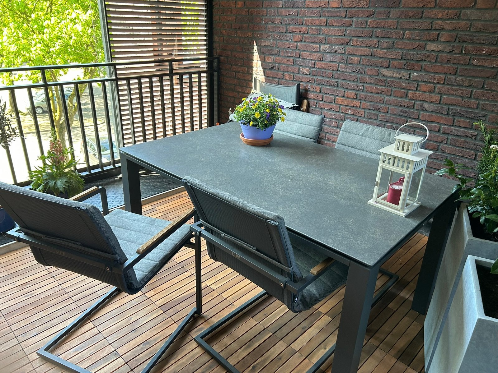 Tuintafel en vier stoelen met kussens., Ophalen, Zo goed als nieuw