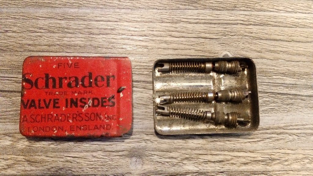 schrader valve insides blikje, Verzamelen, Blikken, Ophalen of Verzenden, Gebruikt, Overige