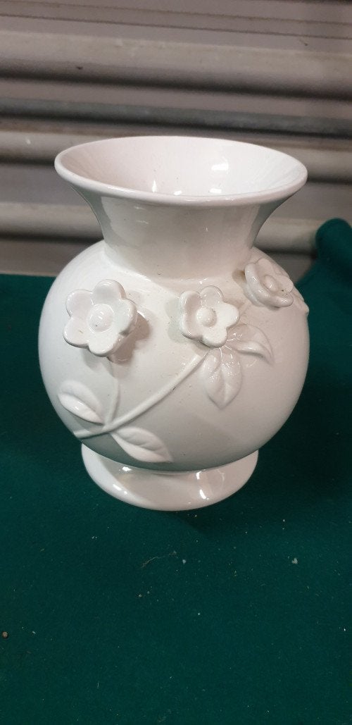 vaas wit met bloemen, Ophalen of Verzenden