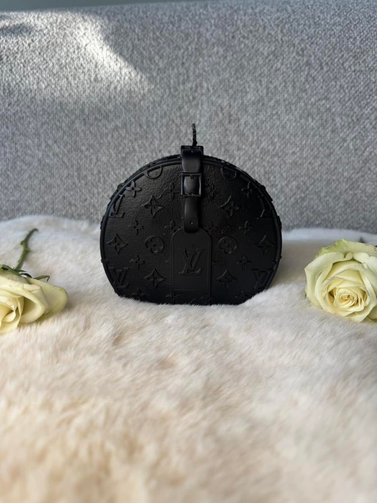 Luxe lv kaars. | zwart, Huis en Inrichting, Woonaccessoires | Kandelaars en Kaarsen, Overige materialen, Zwart, Nieuw, Ophalen of Verzenden