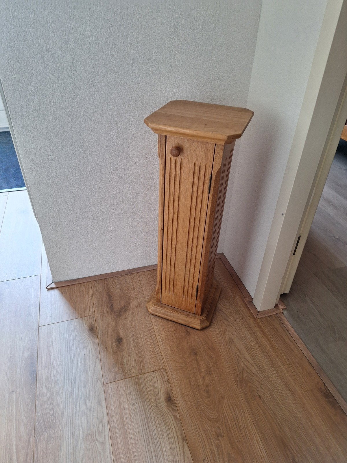 Gratis: Houten CD/DVD-rek met deur - Eikenhout, Huis en Inrichting, Ophalen, Gebruikt, 75 tot 150 discs, Hout