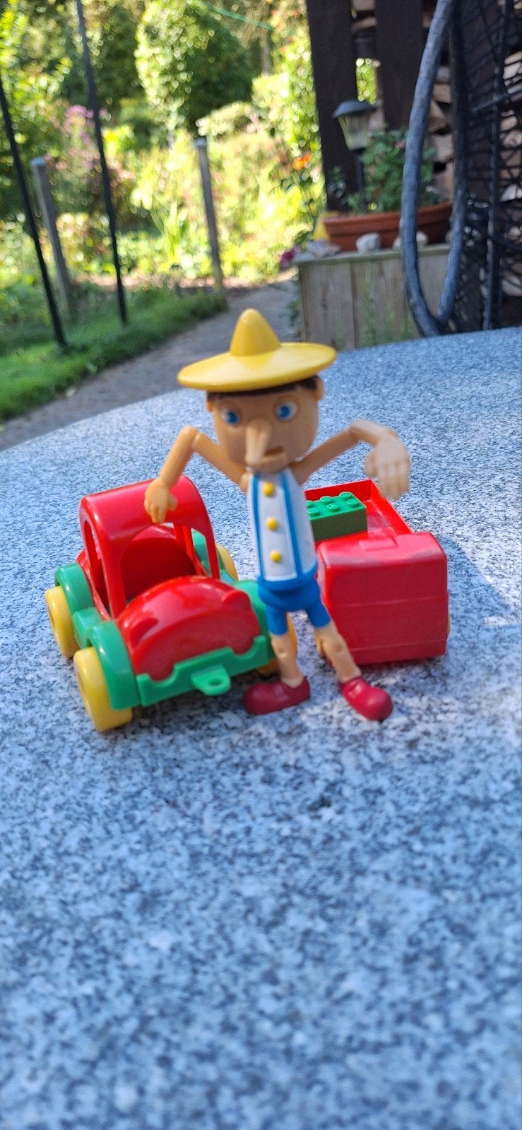 Pinokkio,en 2 plastic autotjes, Ophalen of Verzenden, Zo goed als nieuw