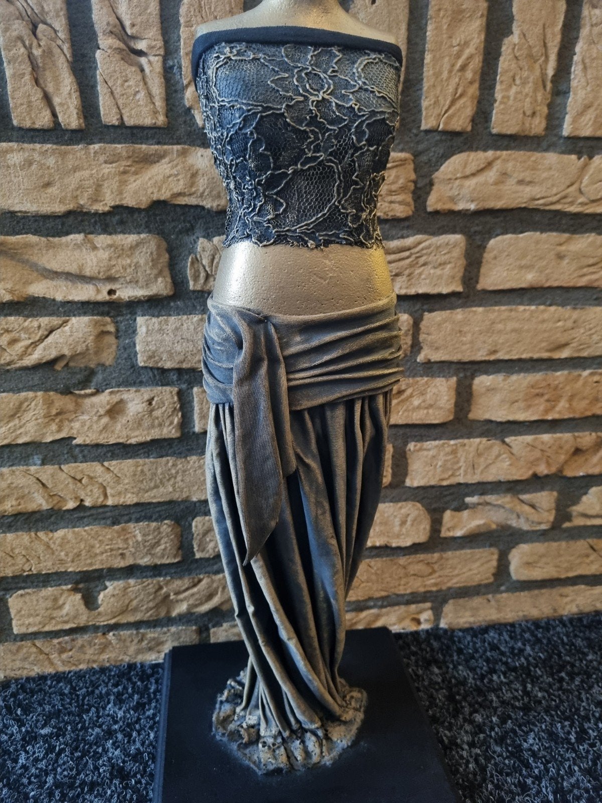 Decoratief beeld van een vrouw in elegante kleding, Antiek en Kunst, Ophalen of Verzenden, 20 - 50 cm, Op sokkel, Overige materialen