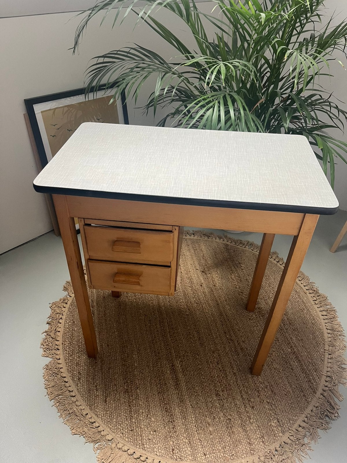 Vintage kinderbureau, Huis en Inrichting, Bureaus, Ophalen, Zo goed als nieuw