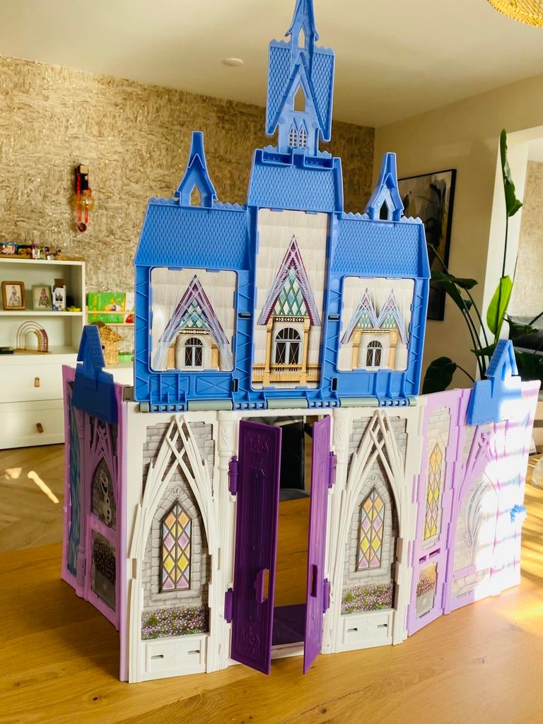 Frozen speelkasteel incl. poppen, Kinderen en Baby's, Speelgoed | Poppenhuizen, Ophalen of Verzenden, Zo goed als nieuw, Poppenhuis