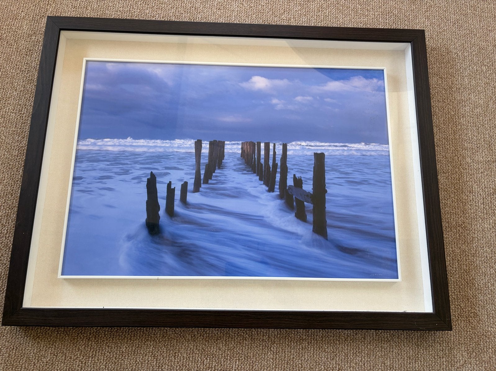 Ingelijste foto van strand met palen, blauwtinten, Ophalen, Foto, Fotografie, Achter glas