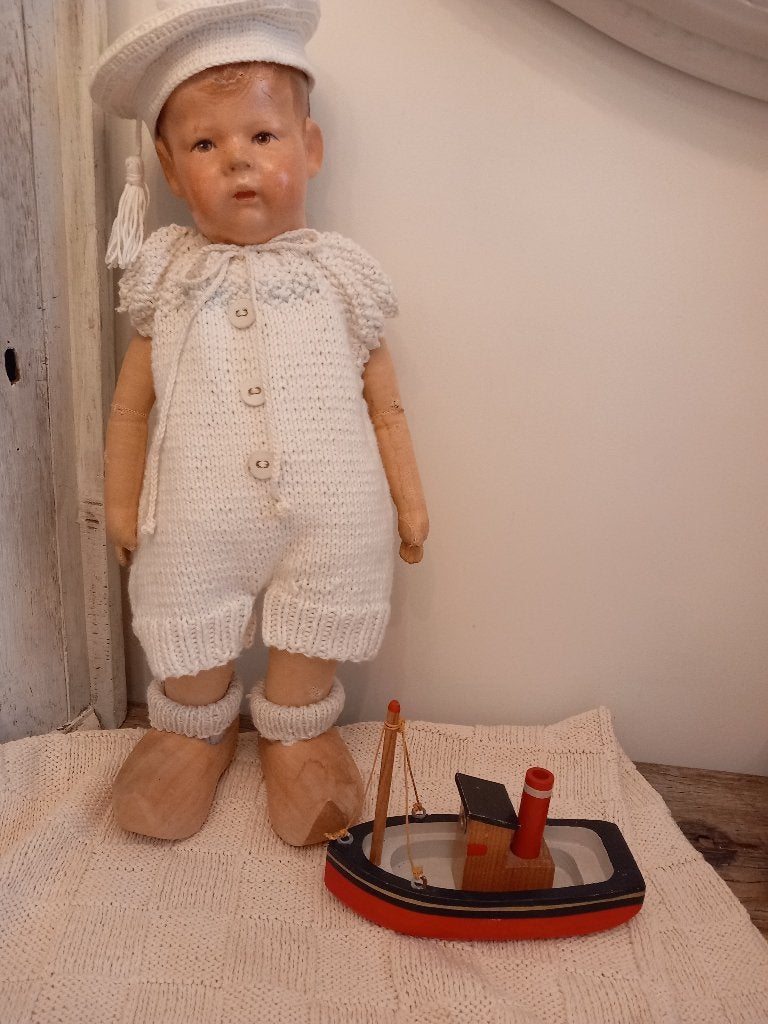 Vintage poppen hansop met baret, jaren 50, Verzamelen, Poppen, Ophalen of Verzenden, Zo goed als nieuw, Kleertjes