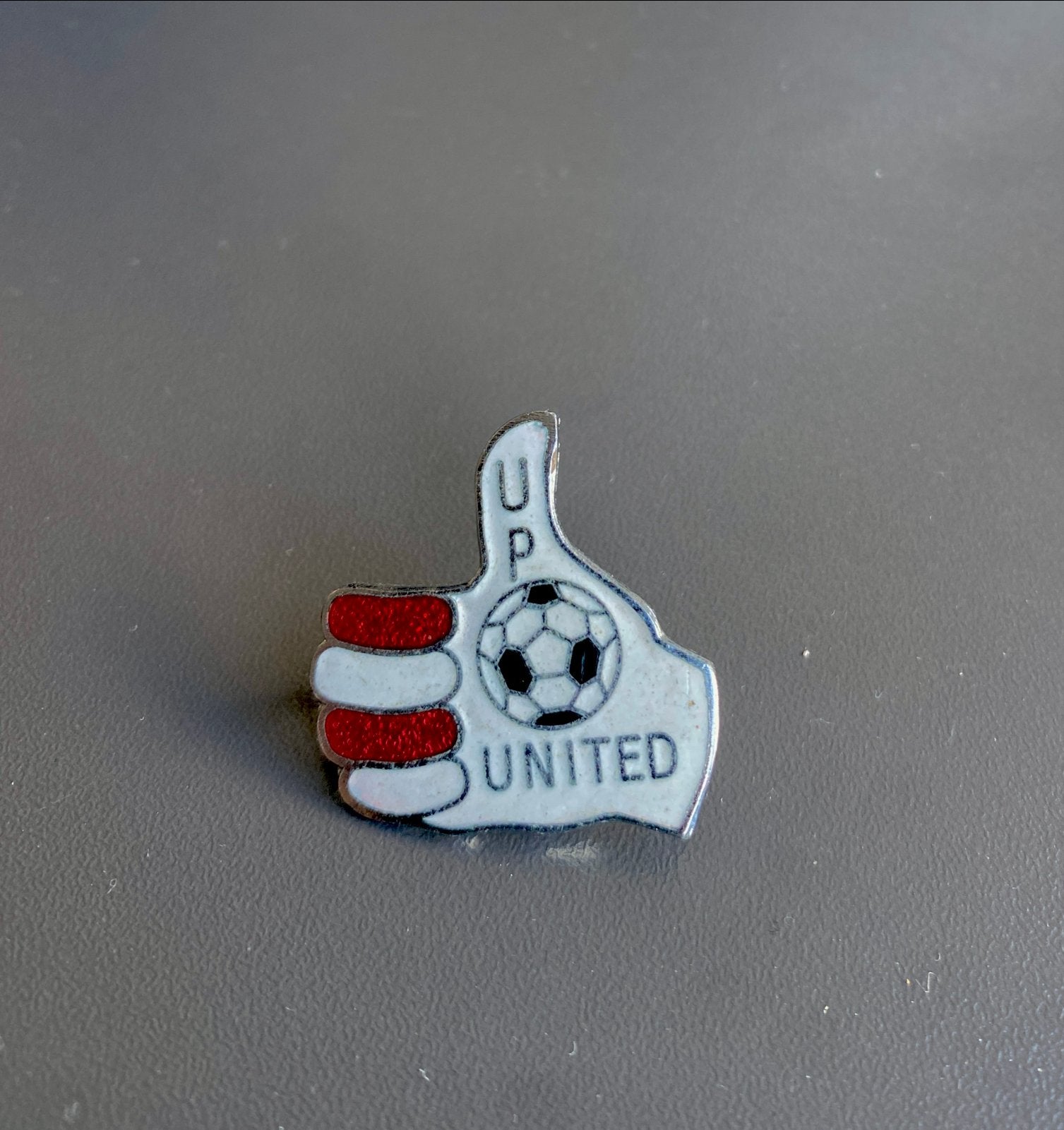 Vintage 'Thumbs Up United' Voetbal Pin Manchester United, Ophalen of Verzenden, Zo goed als nieuw, Sport, Speldje of Pin