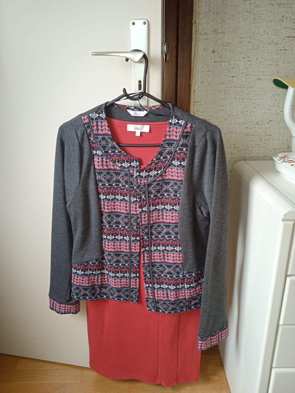 Stijlvol vest met etnisch patroon en rood accent, Maat 38/40 (M), Ophalen of Verzenden, Grijs, Onbekend