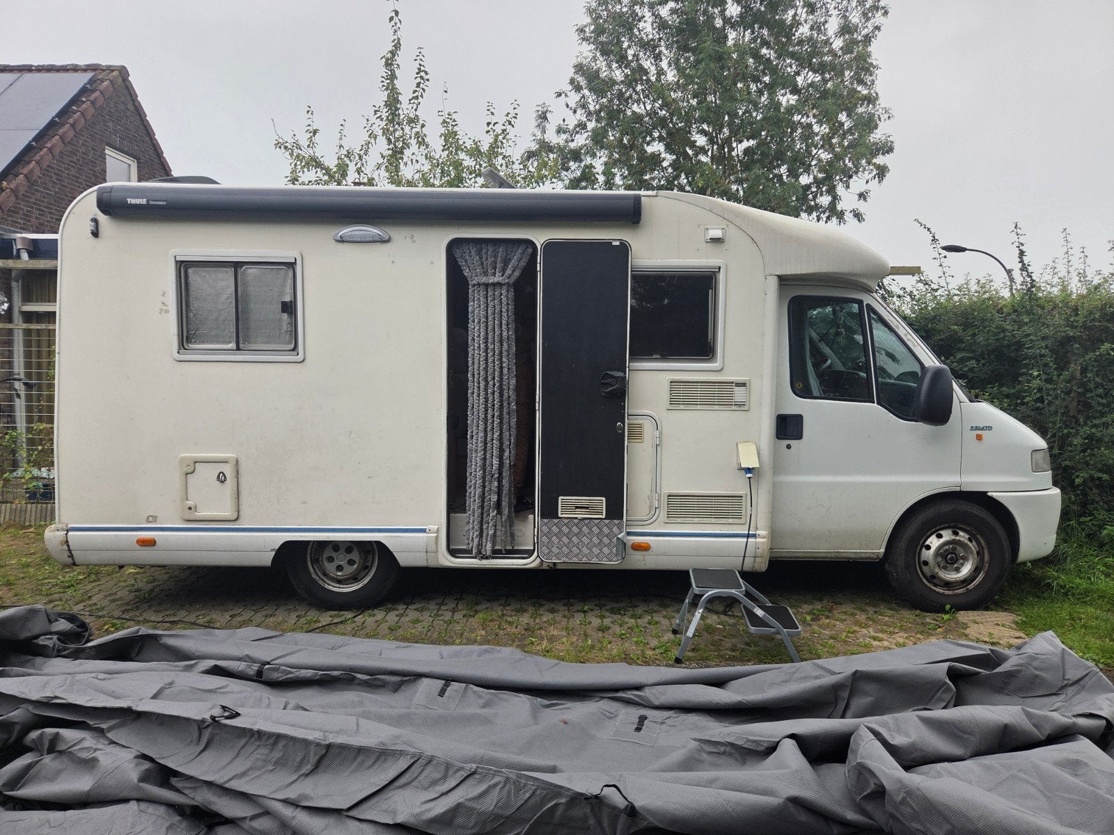 Camper met 5 zit- & slaapplaatsen, Integraal, Standaard zit, Buitenlamp, Afzuigkap