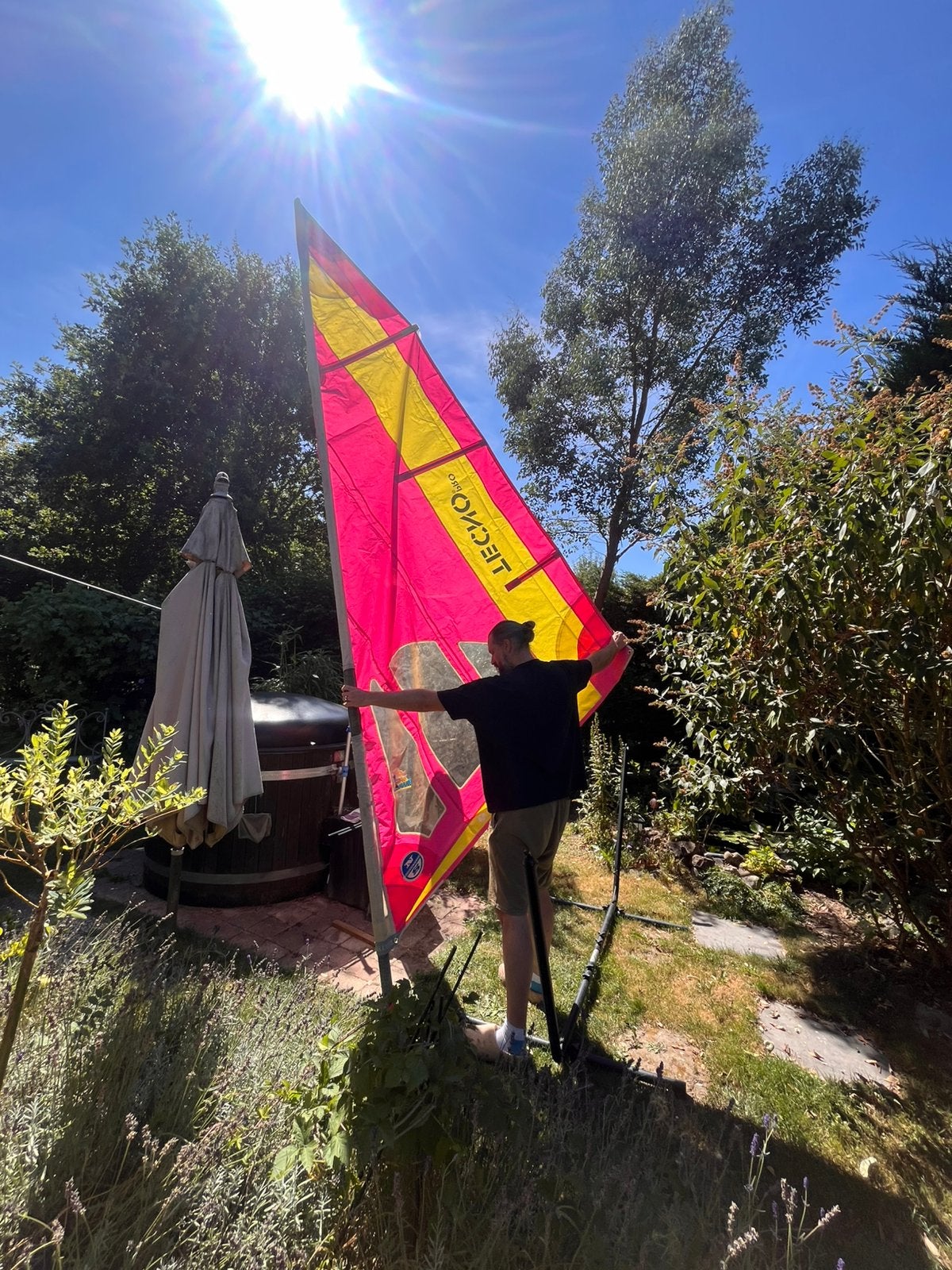 Windsurf plank + giek, mast en zeil (en karretje), Watersport en Boten, Windsurfen, 250 tot 300 cm, Gebruikt, Met giek, Complete set