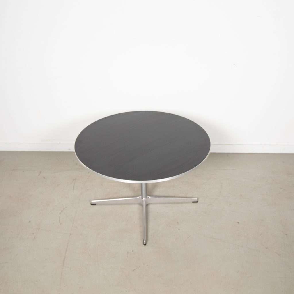 1x Fritz Hansen A222 Tafel Zwart Ø75 cm - Aluminium, Ophalen of Verzenden, Zo goed als nieuw, Minder dan 50 cm, Niet ingevuld