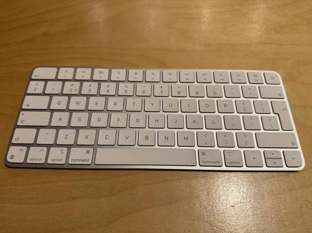 Apple Magic Keyboard (Model A2450) - Draadloos, Computers en Software, Ophalen of Verzenden, Qwerty, Zo goed als nieuw, Draadloos