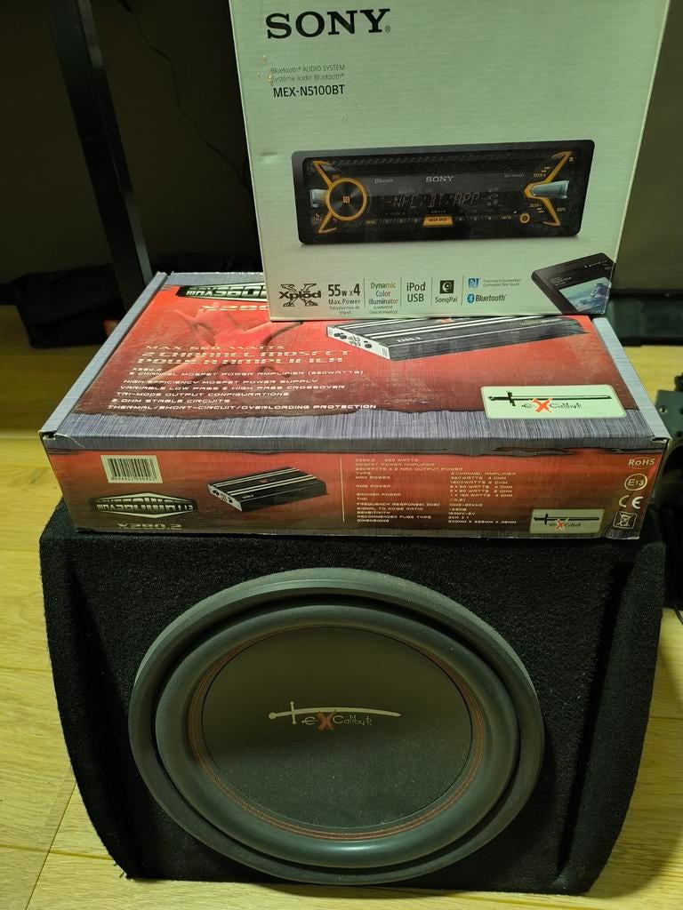 Excalibur Basspack X1 (Subwoofer + versterker) + Sony radio, Auto diversen, Ophalen, Zo goed als nieuw