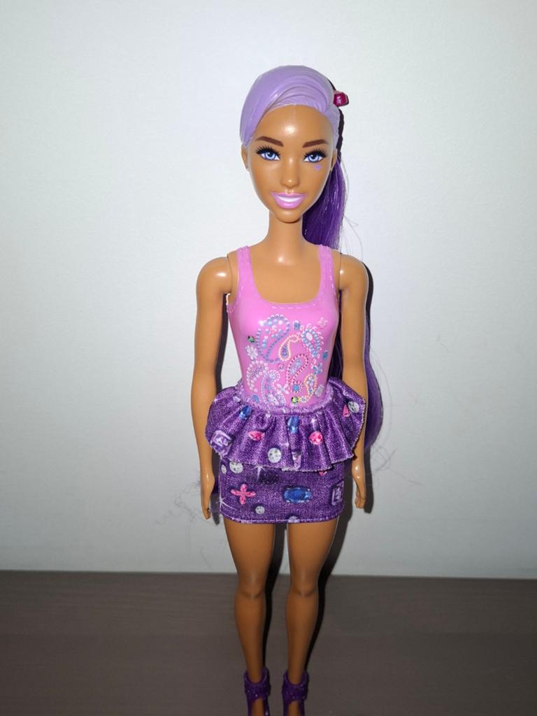 Barbie met lang paars haar en roze/paarse outfit, Ophalen of Verzenden, Gebruikt, Barbie