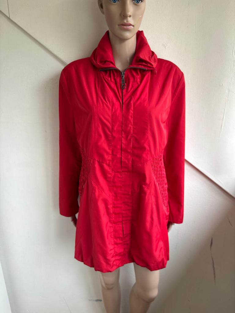 Creenstone zomerjas / regenjas maat 44 rood capuchon, Ophalen of Verzenden, Zo goed als nieuw, Maat 42/44 (L), Rood