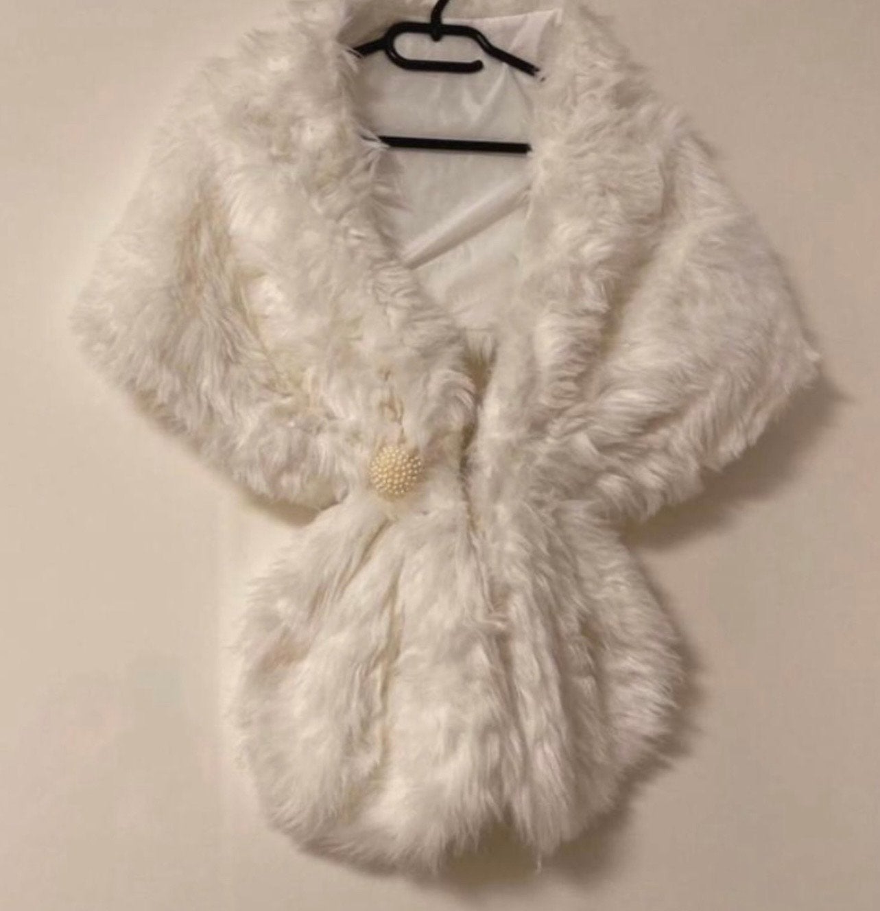 Witte Faux Fur Stola met Parel Broche ( nieuw), Ophalen of Verzenden, Nieuw