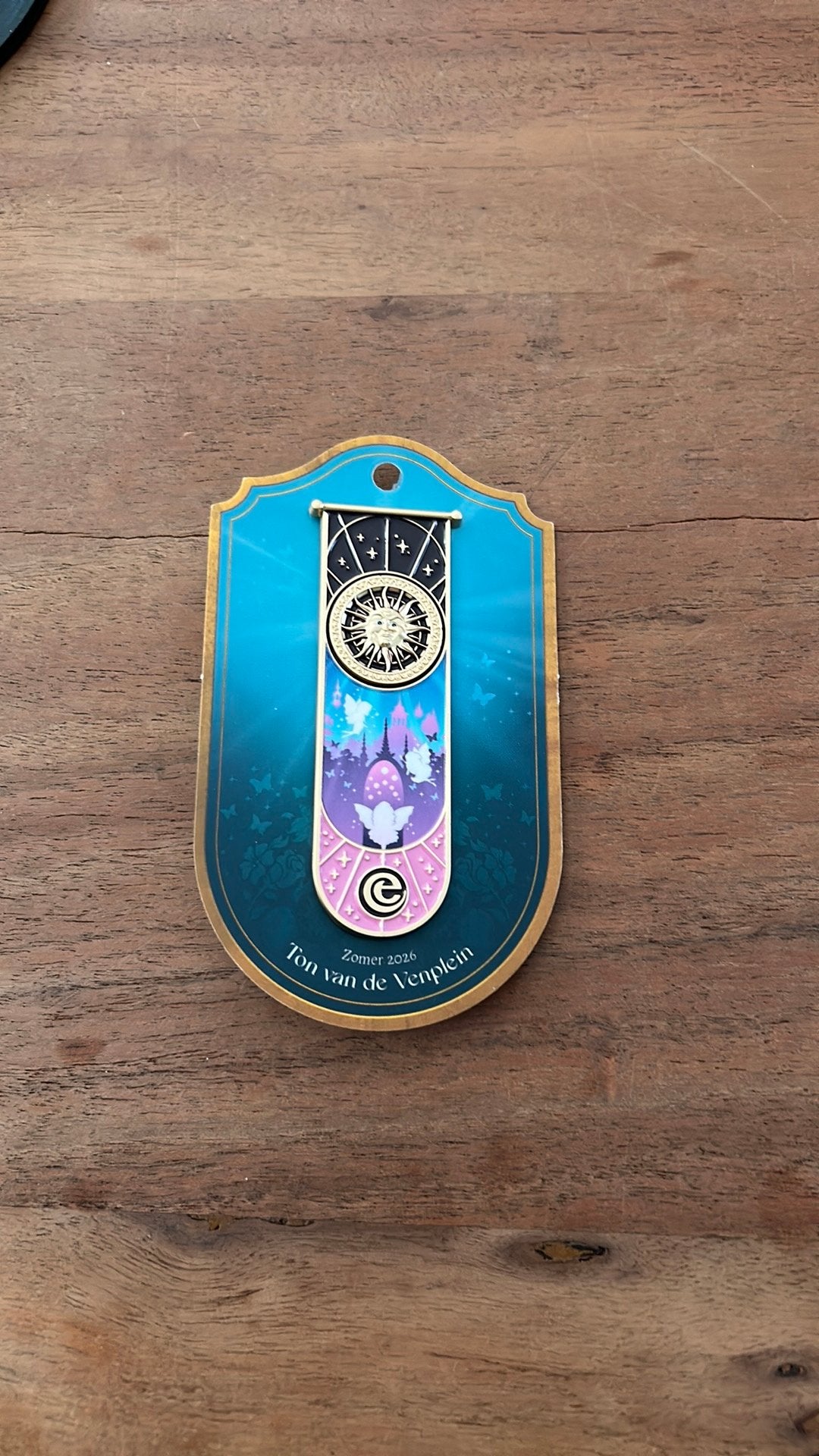 Efteling pin zomer 2026. Ton van de venplein, Verzamelen, Efteling, Ophalen of Verzenden, Nieuw, Button of Speldje