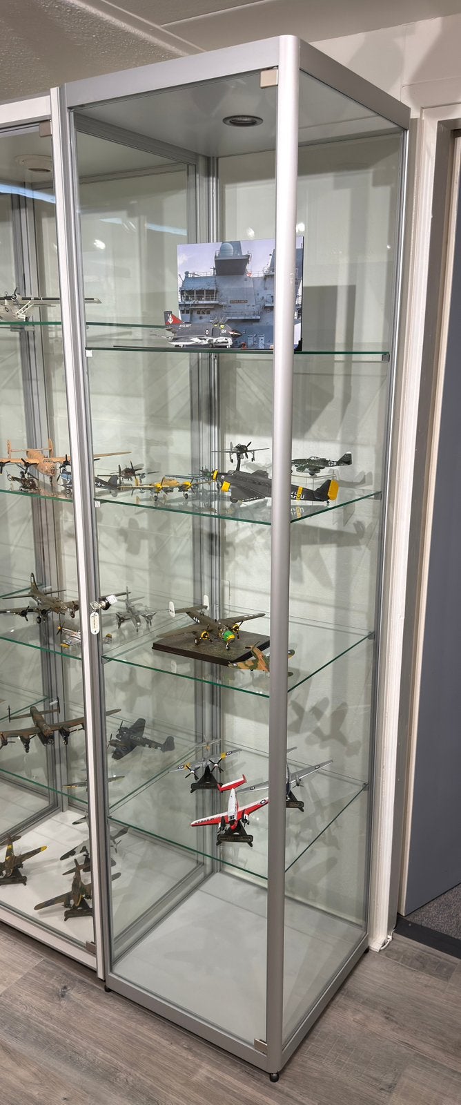 Zilveren aluminium vitrinekast met slot en 4 verdiepingen, Huis en Inrichting, Ophalen, Gebruikt, 200 cm of meer, 50 tot 100 cm