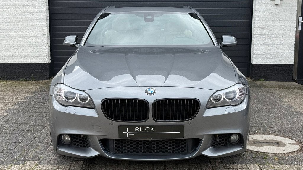 BMW 5-serie 520i 184pk|M-Pakket|Pano|Leer|19” M-Velgen|NAP, Auto's, Automaat, Euro 5, Gebruikt, Beige
