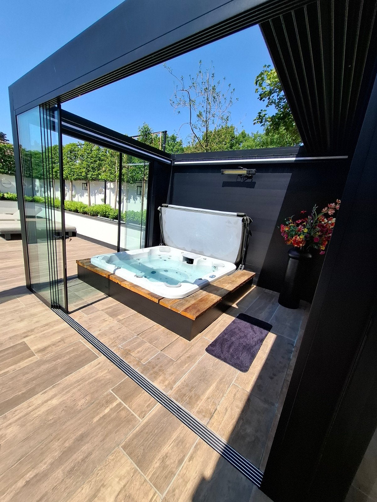Luxe Jacuzzi met overkapping - Perfect voor ontspanning, Ophalen, Zo goed als nieuw, Vast