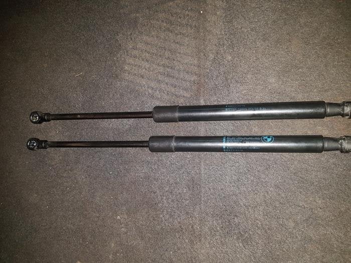 Gasdemper Motorkap Set van een BMW 1-Serie, Auto-onderdelen, Gebruikt, -, -, 3 maanden garantie