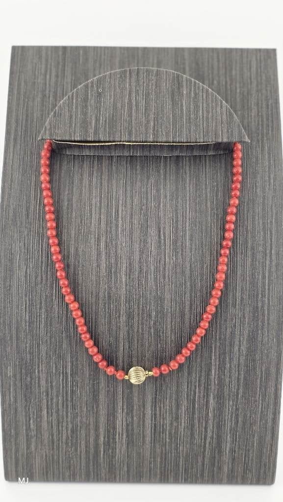 Bloedkoralen collier gouden slot                         D15