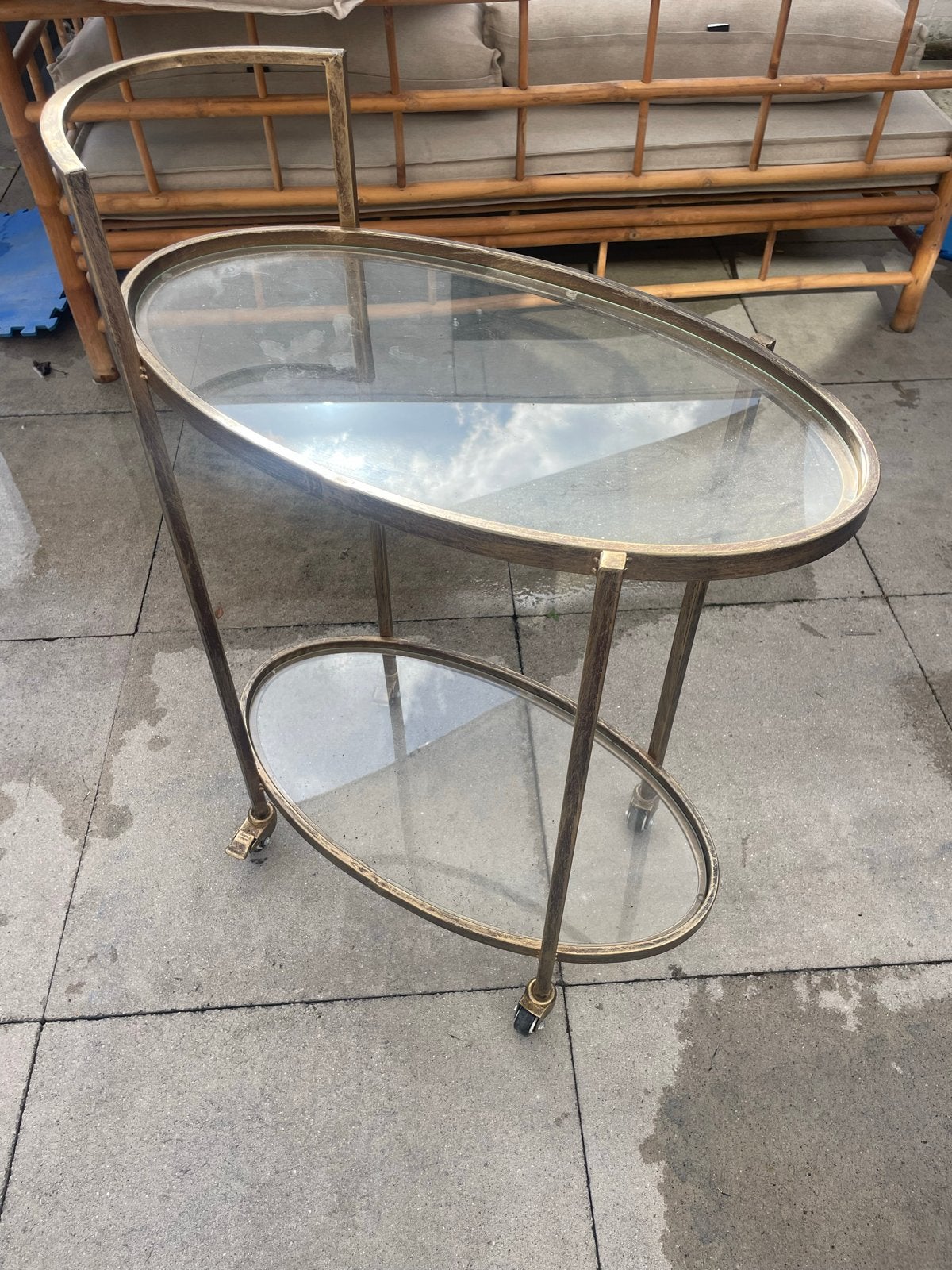 Gouden serveerwagen met glazen platen, Huis en Inrichting, Ophalen, Gebruikt, Metaal of Aluminium, 55 tot 75 cm